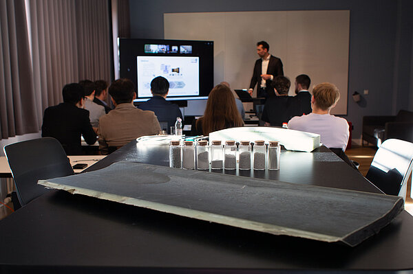 ein Mann hält einen Vortrag vor Publikum