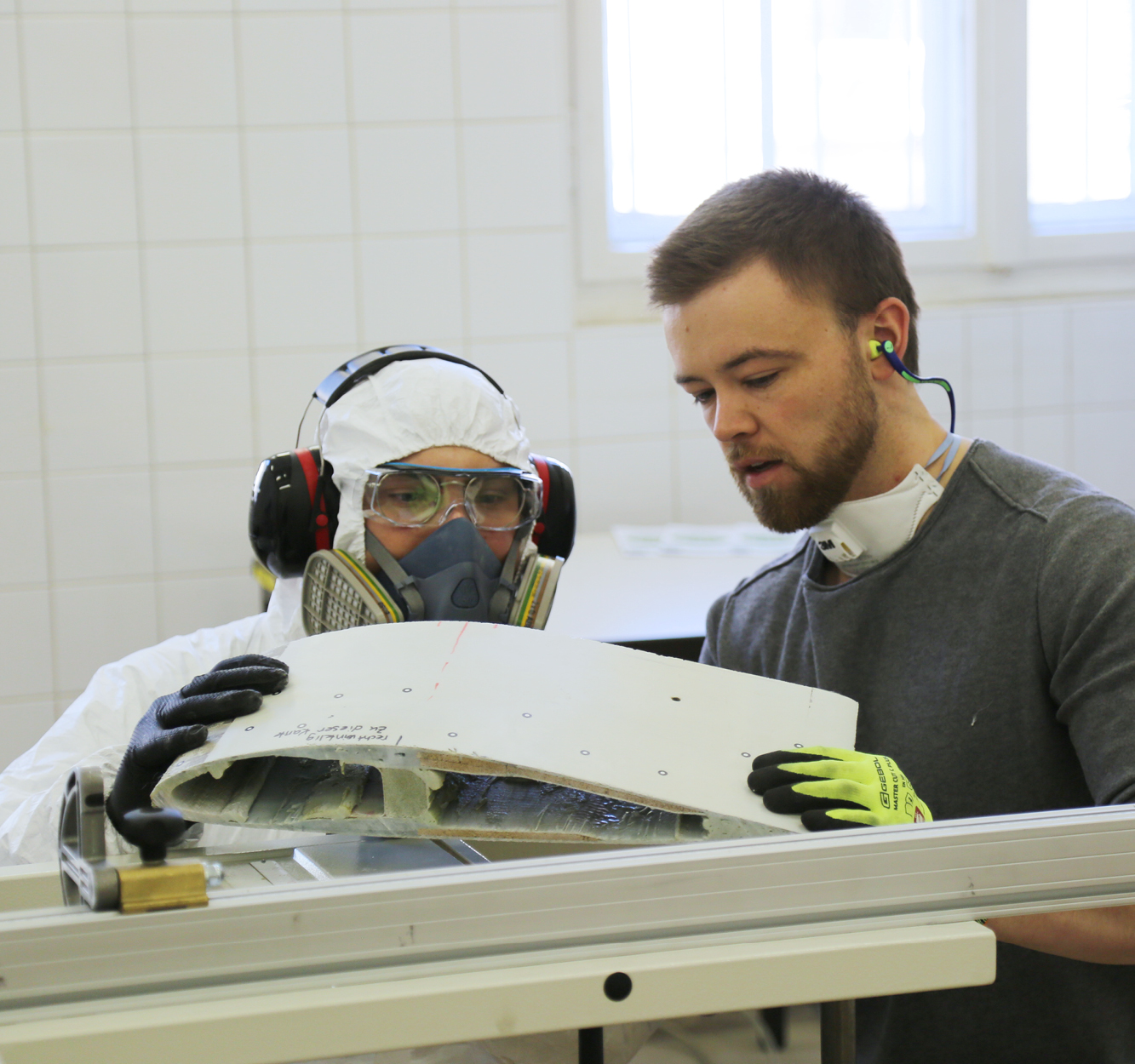 Dimitrij Seibert (links) und Philipp Johst untersuchen ein Teilstück vor der Zerkleinerung (Fotos: Katrin Haase/HTWK Leipzig)