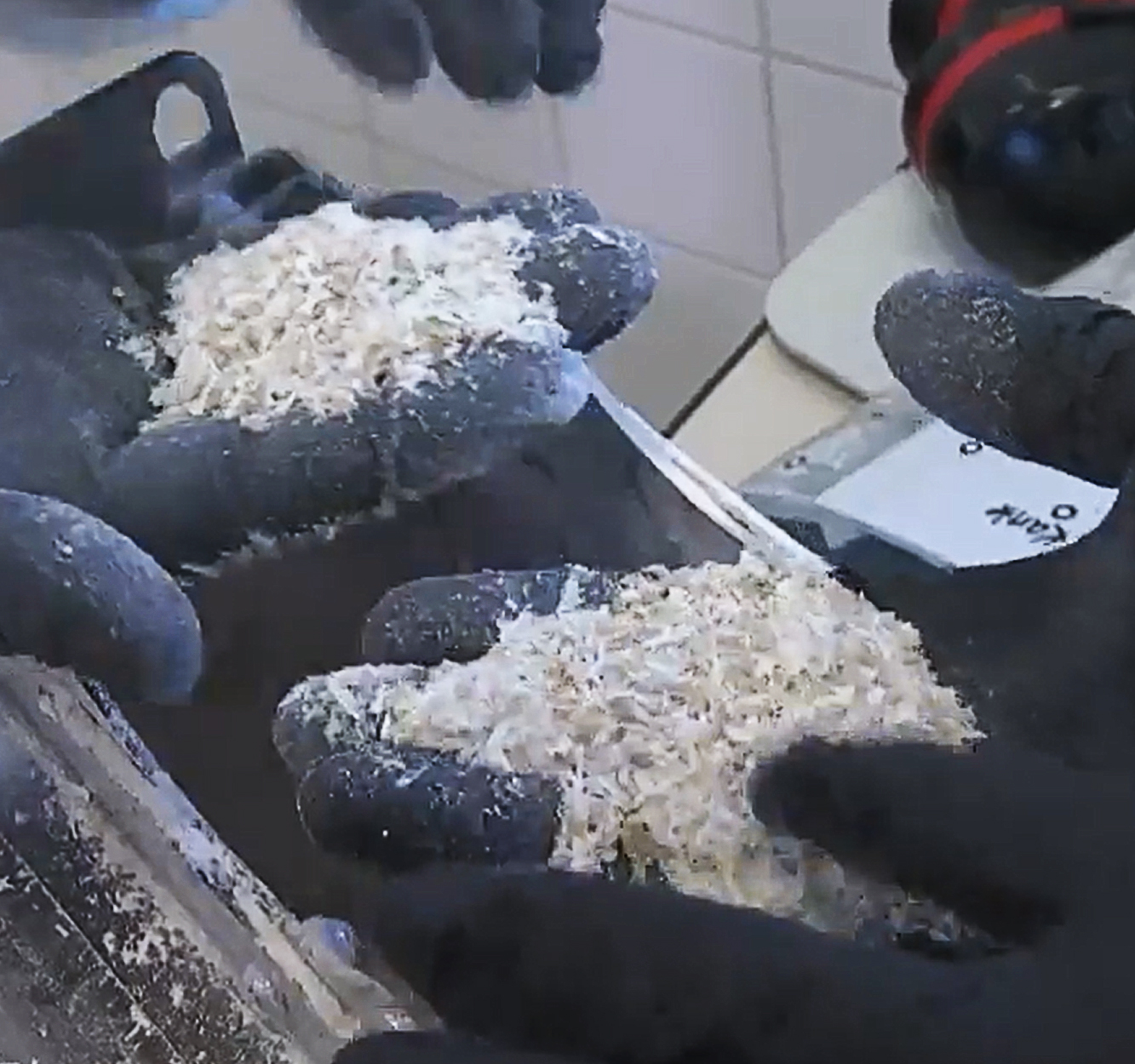 Das geschredderte Mahlgut kann als Füllstoff in der Bauindustrie dienen.